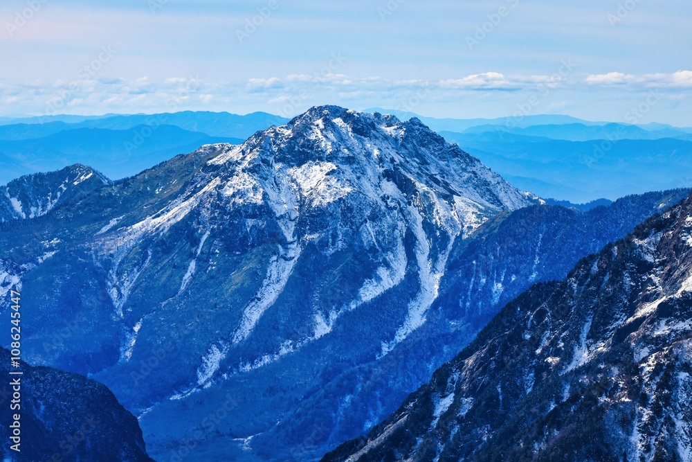 Obraz premium 冠雪の北アルプスの焼岳