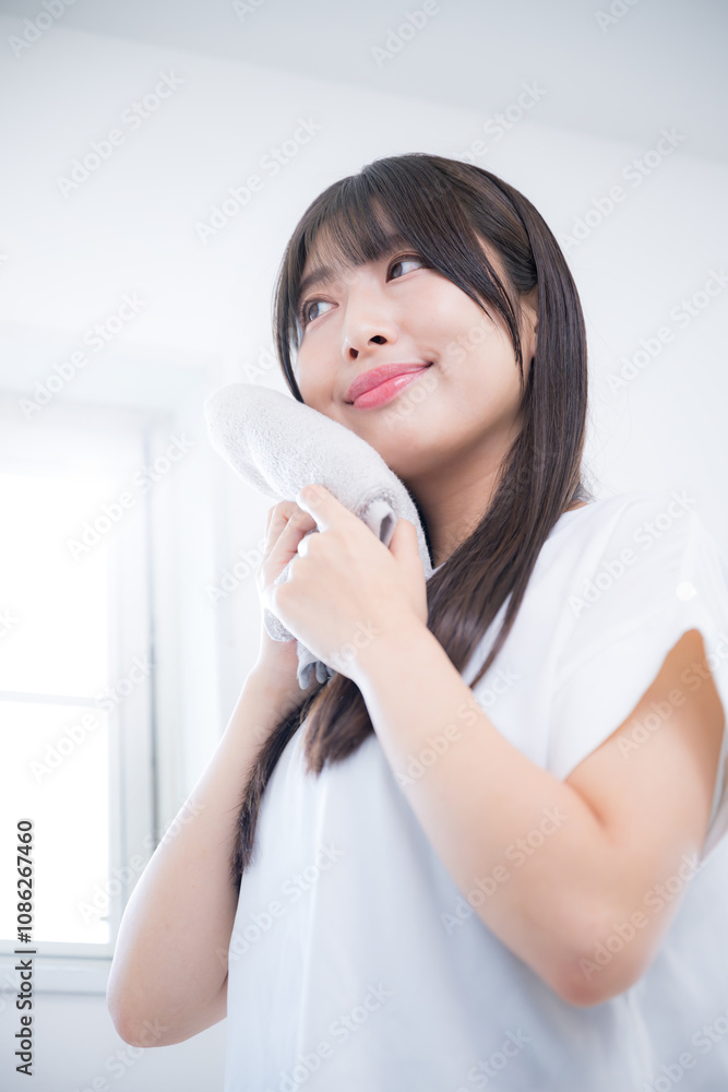若い20代女性の洗顔などの朝のビューティーイメージタオル付 若い20代女性の洗顔などの朝のビューティーイメージタオル付