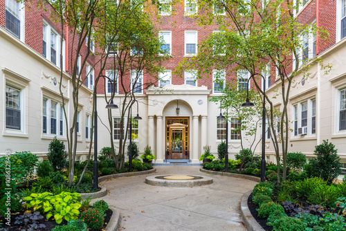 Foto Entrance courtyard of a classic residential building in Brookline, Massachusetts