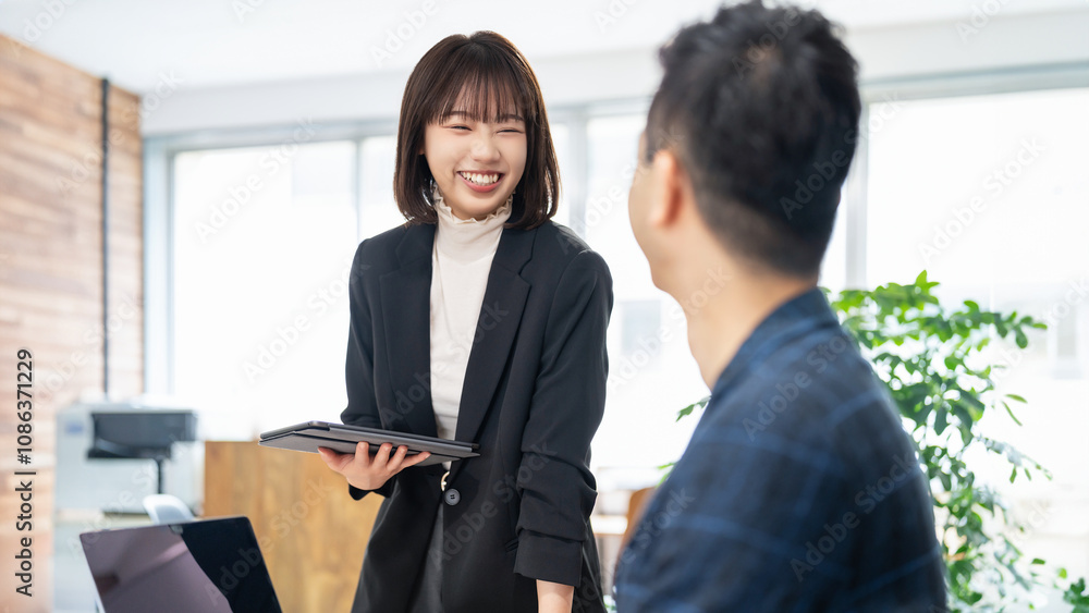 ミーティングをする男女2人のビジネスマン