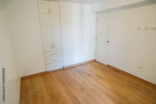 Wallpaper Mural habitacion de departamento con closet empotrado o incorporado, con acabdos en melamina en habitacion moderna con piso de madera y paredes blancas Torontodigital.ca