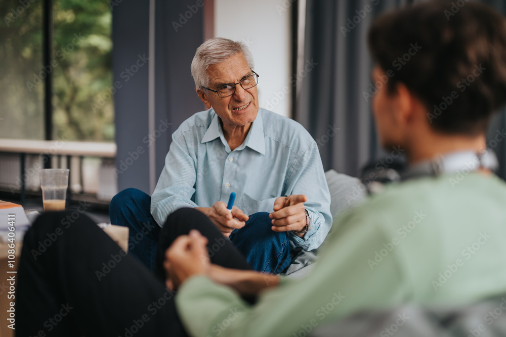 Obraz premium An experienced professor having a meaningful conversation with students in a relaxed and conducive learning environment, fostering education and understanding.