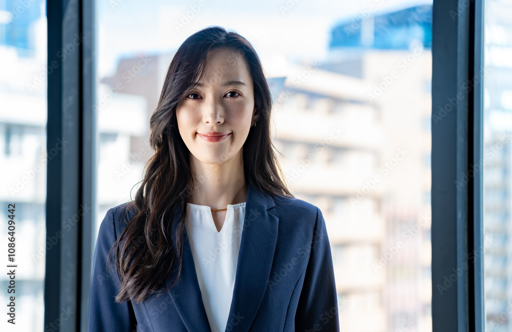 カメラ目線の若いスーツを着た日本人女性 カメラ目線の若いスーツを着た日本人女性