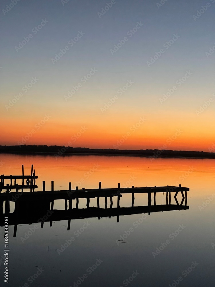 Obraz premium sunset on the lake