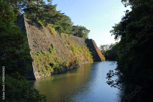 お城の堀と高い石垣の風景