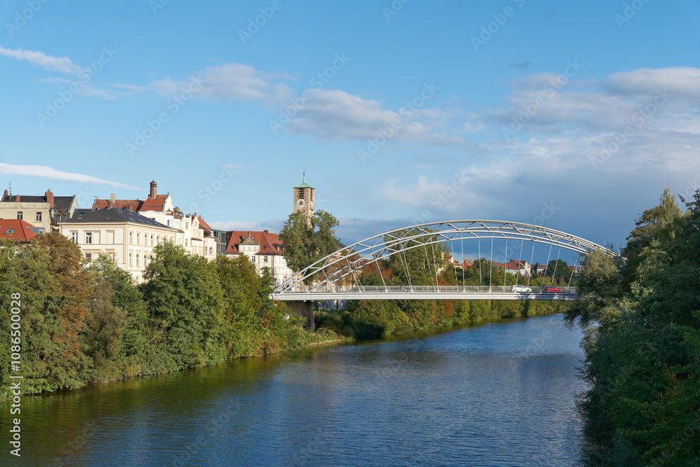 Fototapeta premium Stadtansicht von Bamberg in Bayern mit der im Jahre 2006 fertiggestellten Luitpoldbrücke über den Fluss Regnitz