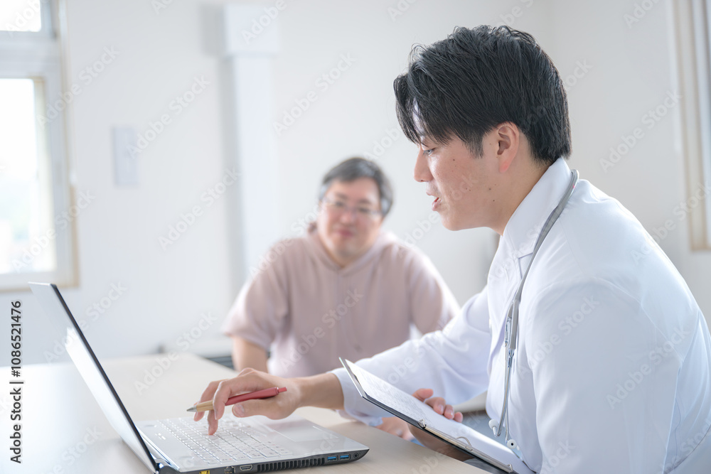 診察する男性と医師 診察する男性と医師