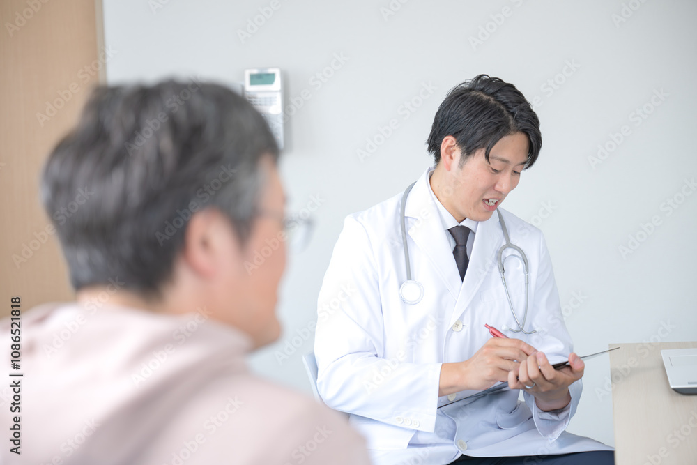 診察する男性と医師 診察する男性と医師
