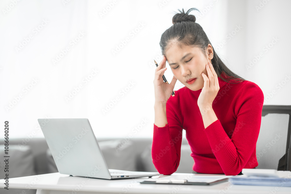 A businesswoman sits at her desk, stressed and anxious while looking at her laptop. She talks online, analyzes tasks, and struggles to plan effectively, battling pessimism and work pressure. A businesswoman sits at her desk, stressed and anxious while looking at her laptop. She talks online, analyzes tasks, and struggles to plan effectively, battling pessimism and work pressure.