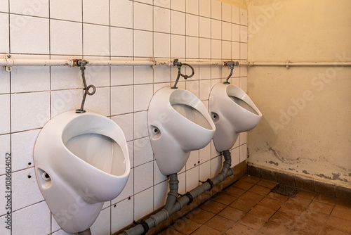 Tableau sur toile alte marode Toilettenanlage öffentliches WC