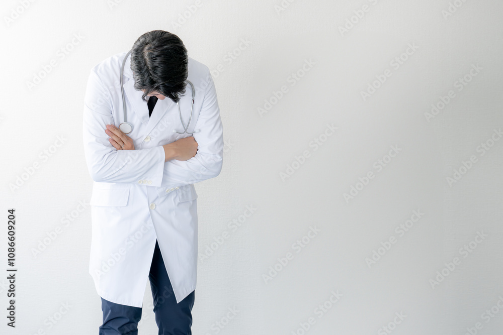 うなだれる白衣男性 うなだれる白衣男性