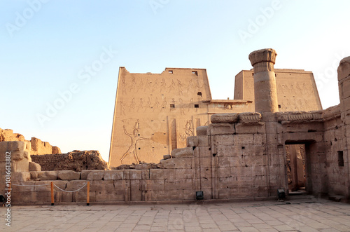 Foto Entrance Temple of Horus in sunset light, Edfu, Egypt