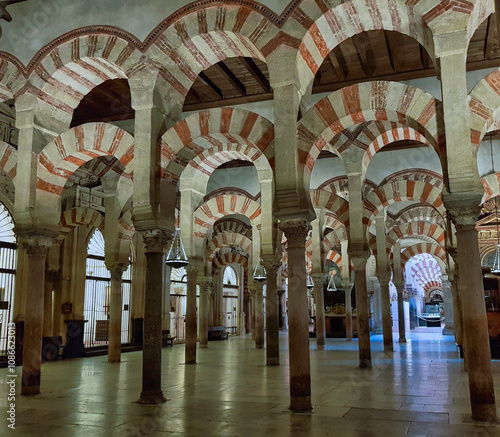 Bosque de columnas con dobre arquería de arquitectura musulmana en la mezquita catedral de Córdoba, España photo