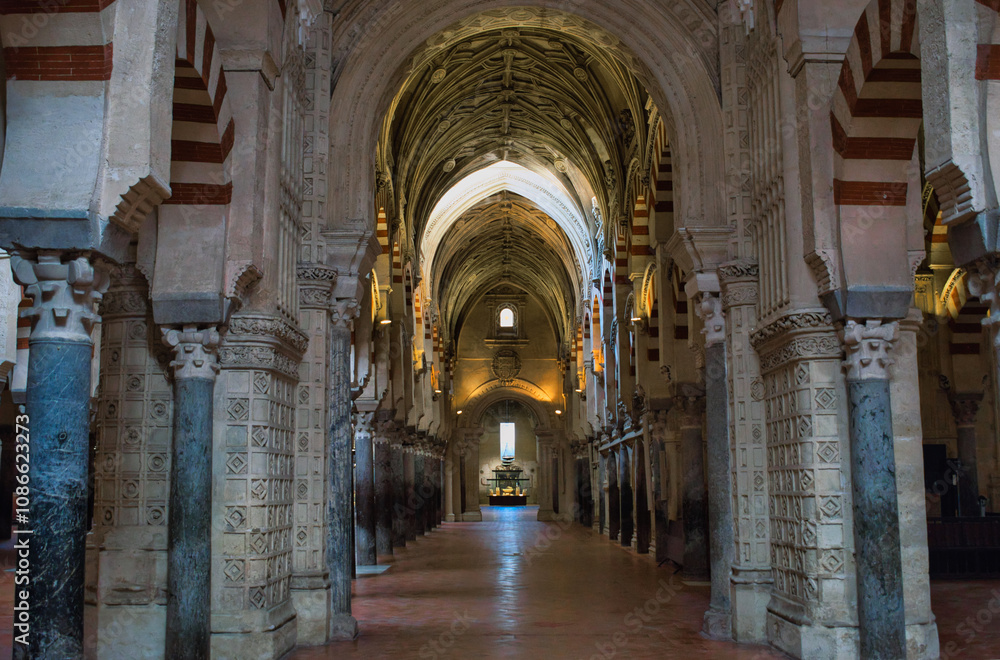 Fototapeta premium Pasillo y bóveda en arco en el interior de la majestuosa mezquita catedral de Córdoba, España