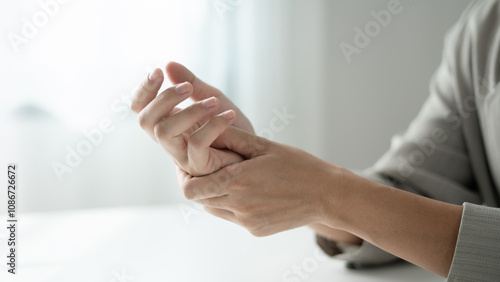 Bild auf Leinwand Woman hand with wrist pain numbness and pain in the palm of the hand has pain an