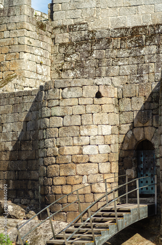 Φωτογραφία medieval fortress wall of Ribadavia, a historic town in the province of Ourense