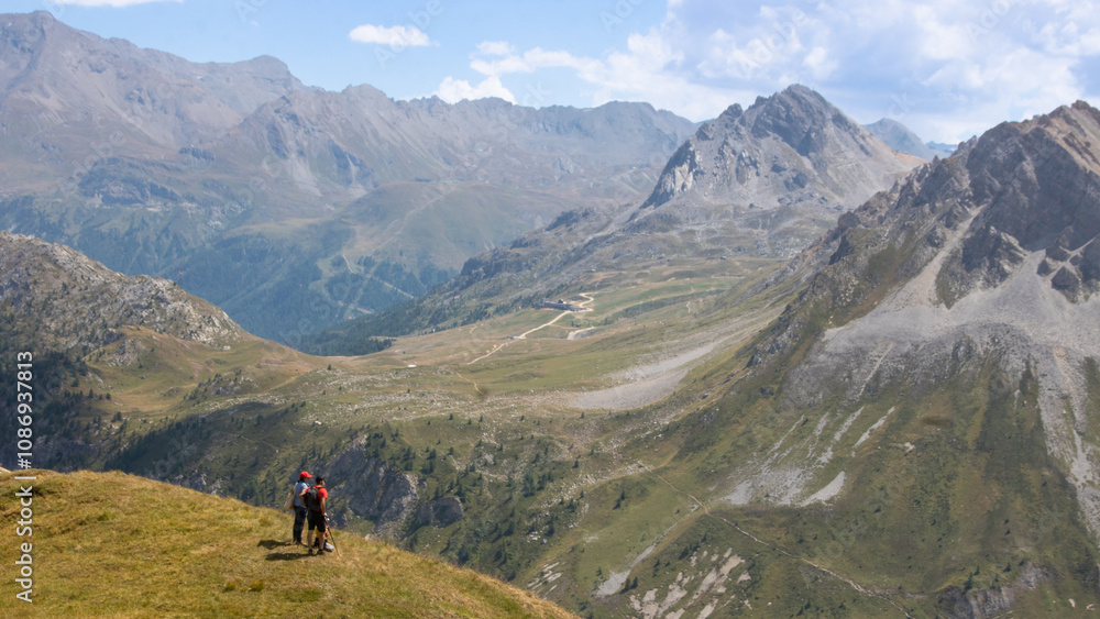couple de randonneurs admirant le paysage du parc de la Vanoise en Haute Tarentaise en Savoie en France en été couple de randonneurs admirant le paysage du parc de la Vanoise en Haute Tarentaise en Savoie en France en été
