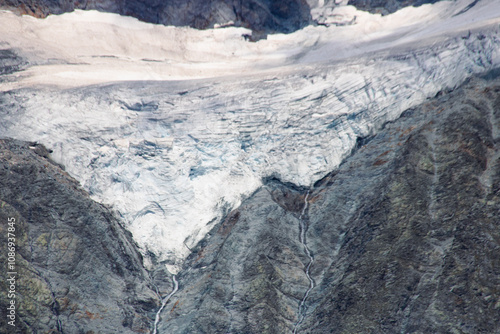 glacier en train de fondre sur le Mont Pourri dans les Alpes en Savoie en été en France photo