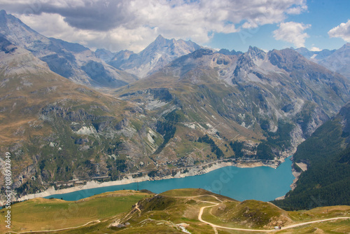 Le lac du Chevril est un lac artificiel situé en France sur la commune de Tignes, dans le département de la Savoie en région Auvergne-Rhône-Alpes.
Il vient de la création du barrage du Chevril photo