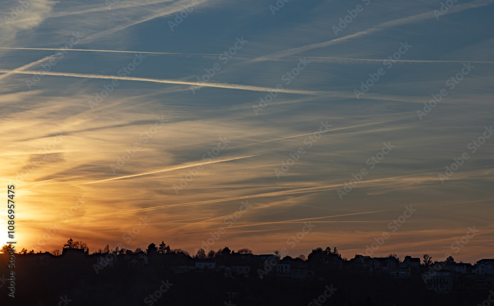 Fototapeta premium Vue panoramique de ville au coucher du soleil 