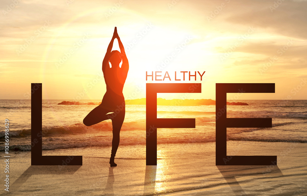 Φωτογραφία Silhouette of A woman practicing Yoga vrikshasana tree pose on tropical beach with sunrise sea and sky background, watching sunset, standing as a part of the wording life, concept for healthy life