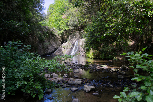 Cascata Arenile Necropoli di Cerveteri nel Lazio, Laghetto, lama d'acqua, nel mezzo dei boschi della necropoli della banditaccia.