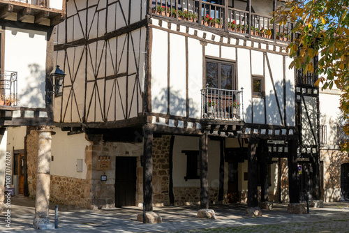 edificio antiguo de un pueblo de madera