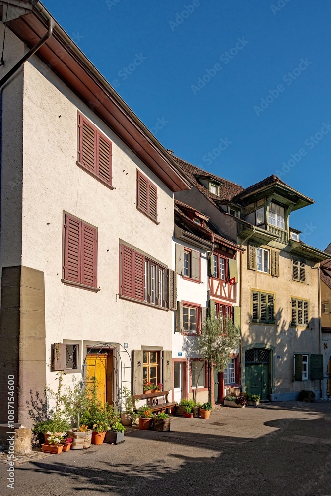Gasse in der Altstadt von Basel in der Schweiz