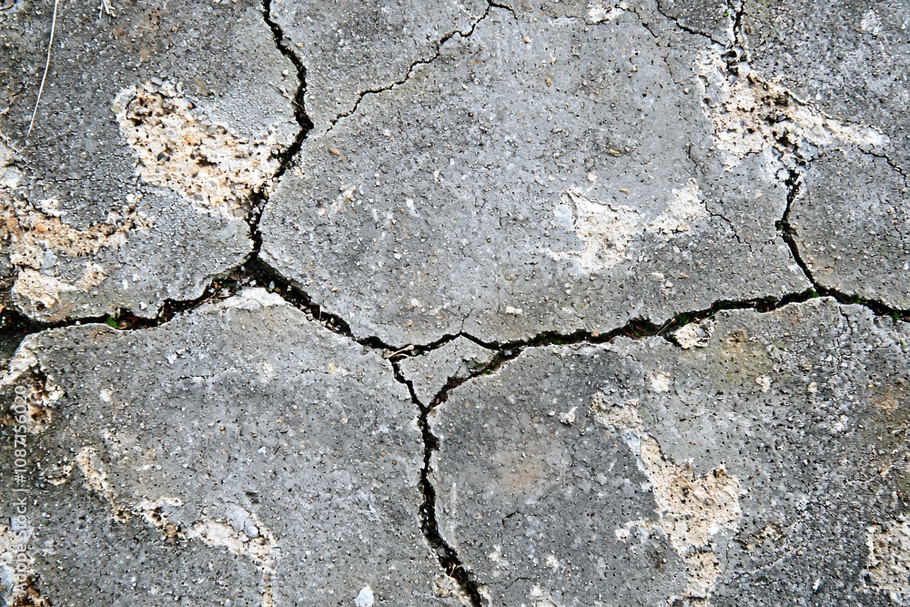 Obraz premium Cracked Surface Patterns: A Study of Nature's Textures