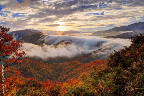 秋の枝折峠の滝雲