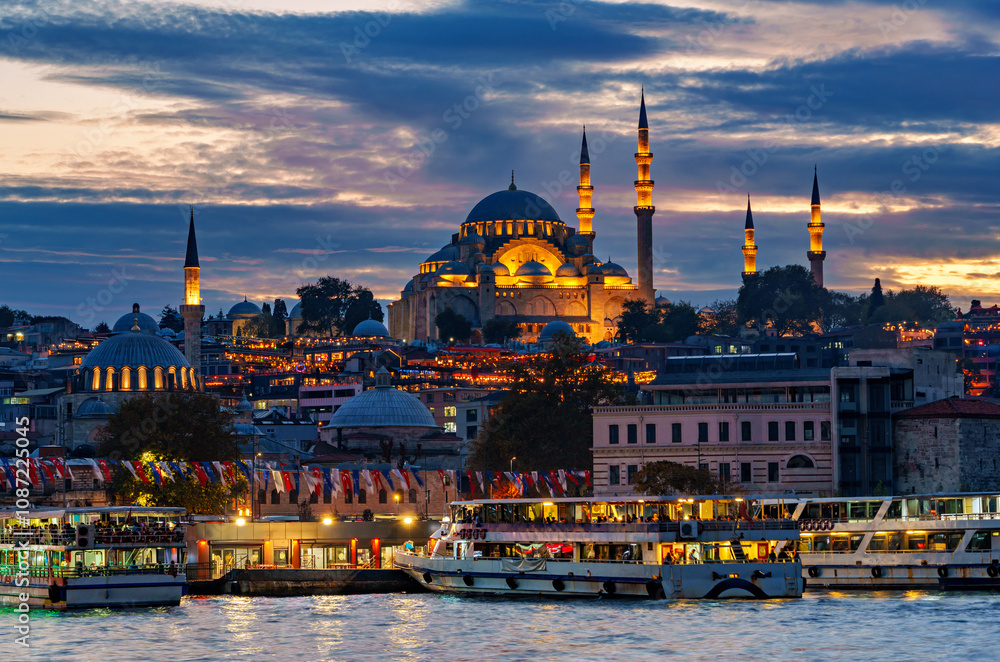 Obraz premium view from a pleasure boat on the Bosphorus and the cityscape of Istanbul, Turkey, the architecture of the city at sunset, a popular tourist destination.