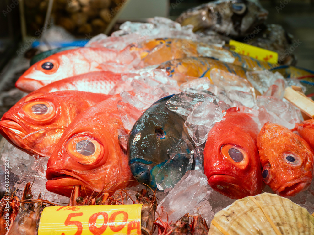 Fototapeta premium 沖縄の市場で売られている魚介類