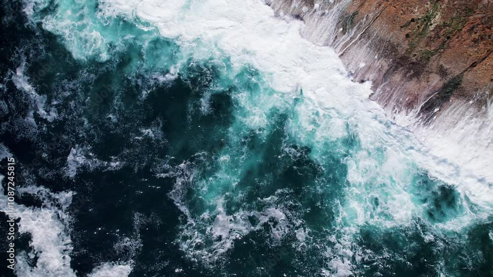Belles vagues contre une falaise vue de dessus en drone