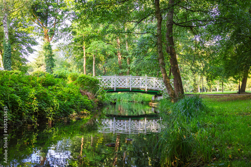 Obraz premium Elegant white wooden bridge on a park in Sopot - Poland