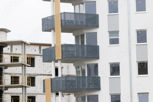Obraz na płótnie Multi-family apartment block with lots of windows w salonie