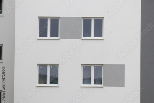 Obraz na płótnie Multi-family apartment block with lots of windows w salonie