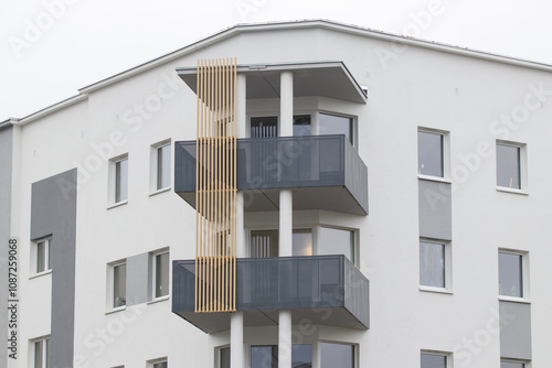 Obraz na płótnie Multi-family apartment block with lots of windows w salonie