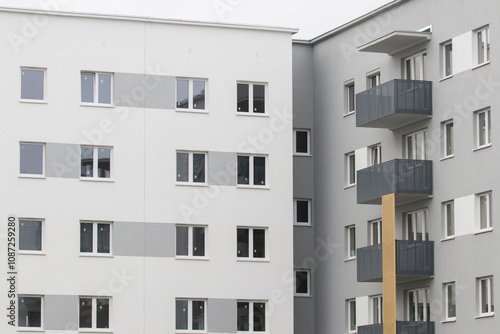 Obraz na płótnie Multi-family apartment block with lots of windows w salonie