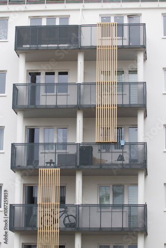 Obraz na płótnie Multi-family apartment block with lots of windows w salonie