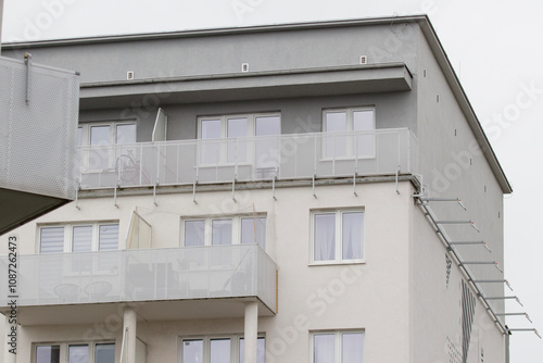 Obraz na płótnie Multi-family apartment block with lots of windows w salonie