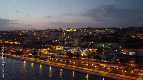 Wallpaper Mural vista aérea de Belém, em Lisboa, com o icônico Rio Tejo ao fundo. Em destaque, vemos a histórica Torre de Belém situada próximo à margem do rio, com sua arquitetura manuelina característica. O Tejo é  Torontodigital.ca