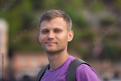 portrait of a guy against the background of the city