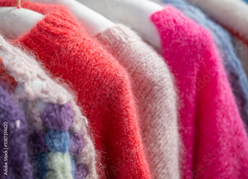 Herbst und Winter Saison für Mohair Strickpullover und Mohair Stickjacken auf einem Kleiderständer