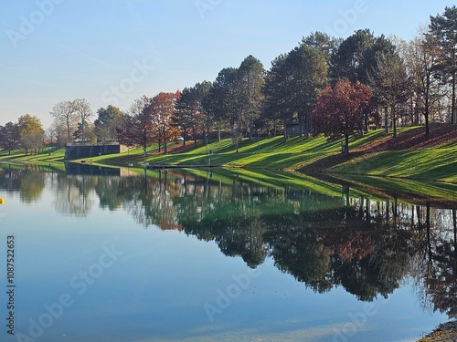 Obraz na płótnie Wunderschöne Spiegelung von Böschung, Bäumen und Rasen in See im Herbst w salonie