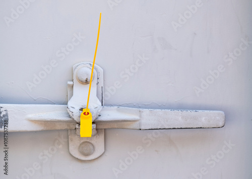 Valokuva plastic seal on the latch of the container