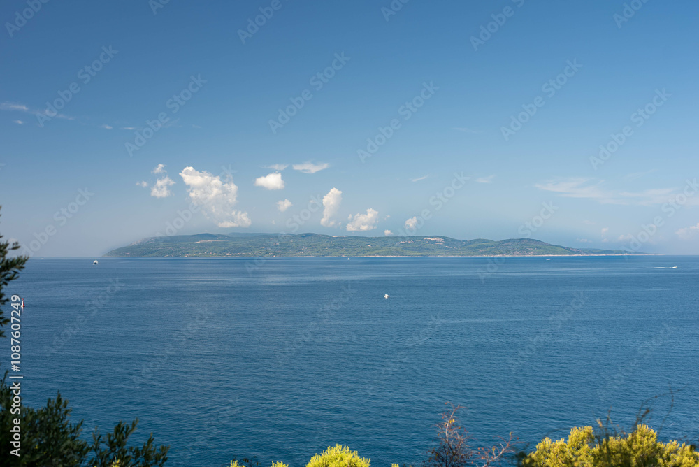 Obraz premium Scenic view of Brač Island from the mainland of Croatia, showcasing the beauty of the Adriatic Sea