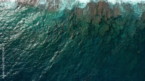 Un récif dans l'océan pacifique, sur lequel les vagues se brisent photo