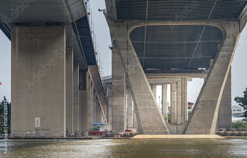 Quadro su tela Architecture infrastructure of Saphan Phra Ram Kao (Rama IX Bridge) and Chalerm Maha Nakhon Expressway (Foundation pillar abutment which is V-shaped) which is a bridge across the Chao Phraya River
