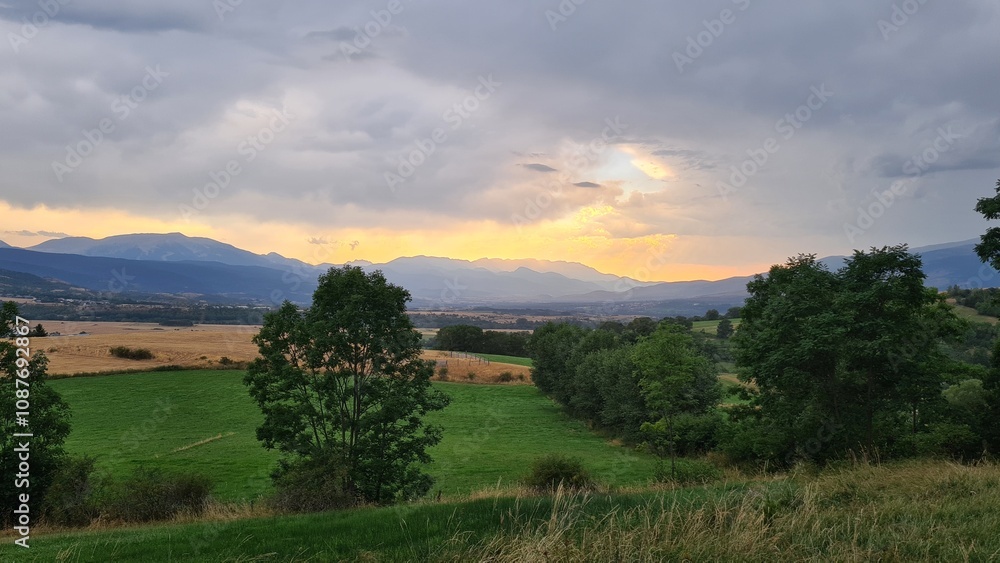 Paysage de la Cerdagne française au coucher du soleil Paysage de la Cerdagne française au coucher du soleil