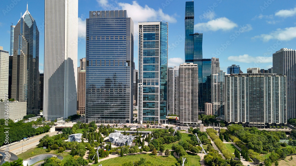 Obraz premium Chicago, IL - July 25, 2024: Aerial view of Chicago from Millennium Park on a wonderful summer day